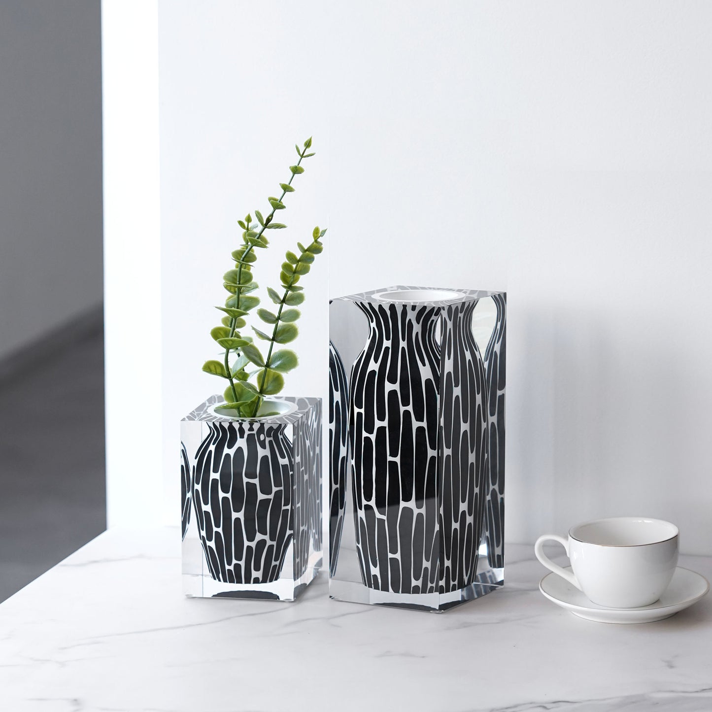 Totem Noir Short Vase - Narrow Neck